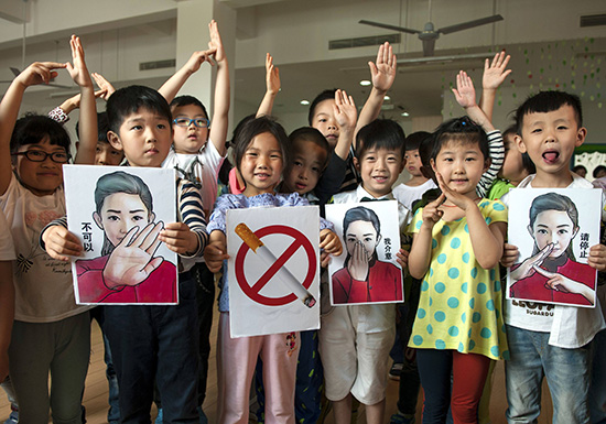 請放下手中的煙，為了孩子的“明天”!