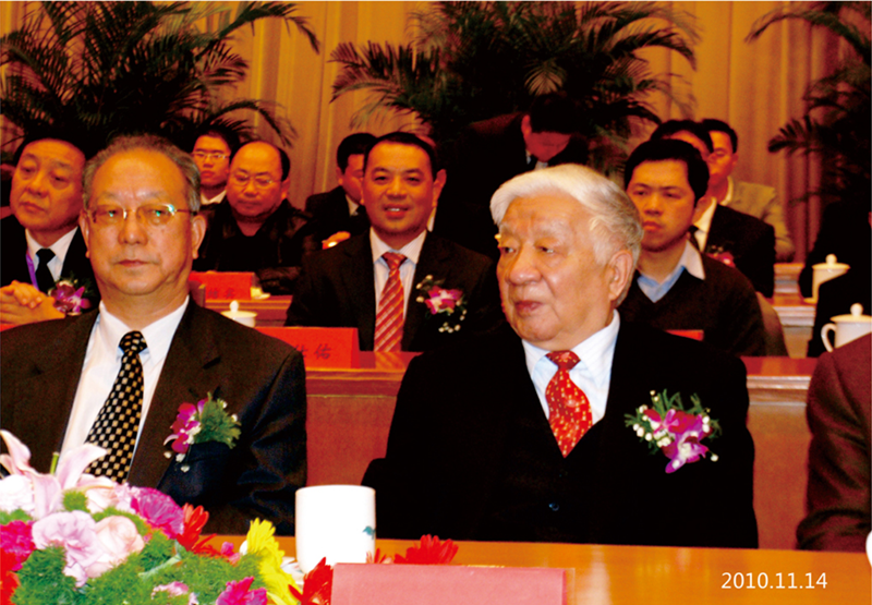 賴總以門窗行業(yè)代表身份出席在北京人民大會(huì)堂召開的“建材下鄉(xiāng)”推進(jìn)工作總結(jié)大會(huì)